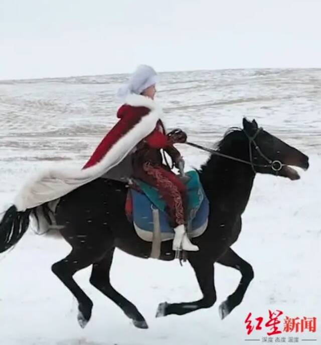 贺娇龙因为“策马雪原”视频爆红图：红星新闻