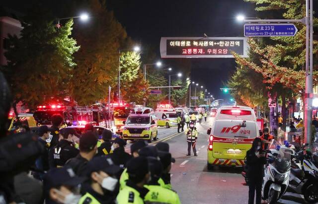 当事者回忆韩国首尔踩踏事故：“有人在狭窄的下坡路跌倒，但后面的人潮依旧向前移动”