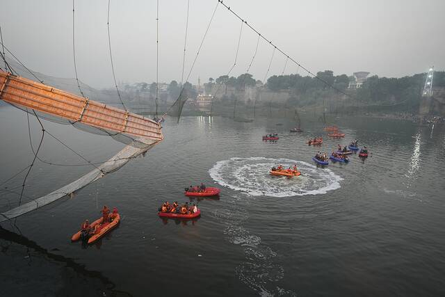 当地时间2022年10月31日，印度古吉拉特邦，莫尔比地区默丘河上的一座吊桥突然倒塌，救援人员搜救中。本文图片人民视觉图