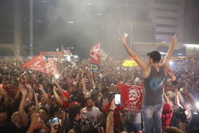 当地时间10月30日，卢拉的支持者在巴西街头庆祝卢拉当选图自澎湃影像