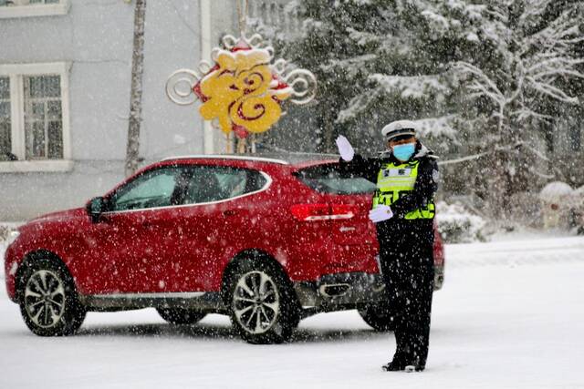 呼中区交警顶雪执勤。（新华社通联照片）