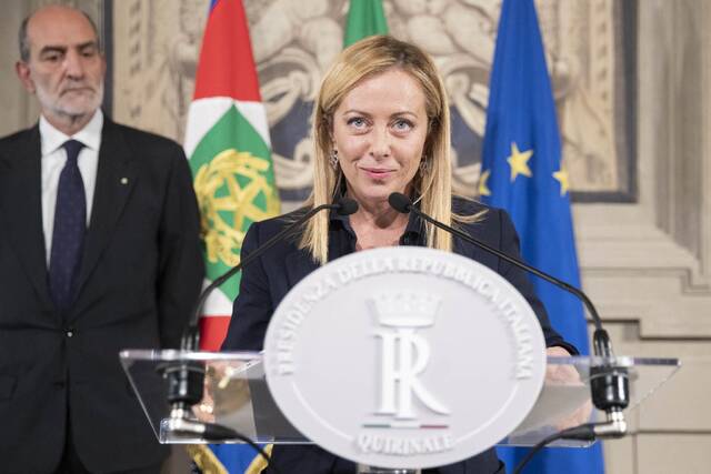 当地时间2022年10月21日，意大利罗马，意大利兄弟党党首、意大利指定总理梅洛尼在罗马的奎里纳莱宫与意大利总统马塔雷拉会晤后向媒体发表讲话。