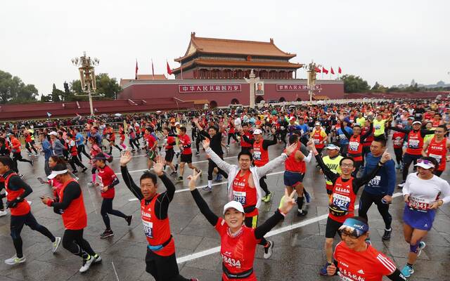 2019年北京马拉松，来自世界各地的长跑爱好者参与其中。资料图/视觉中国