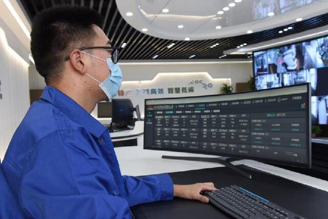 天津市热电有限公司工作人员在热网调度中心监测设备运行。（采访对象供图）