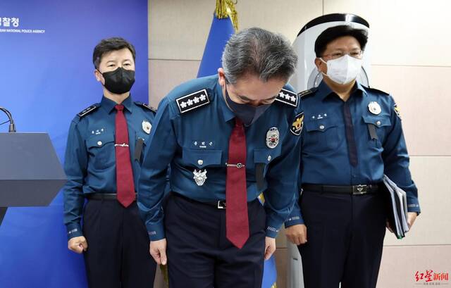 ↑韩国警察厅厅长在悲剧发生后向公众致歉