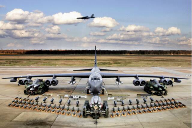 ▲B-52可以携带的各型武器弹药。图/科普中国