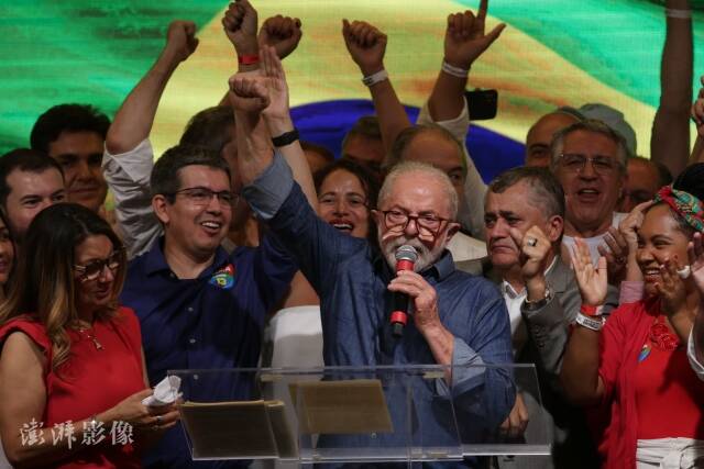 当地时间10月30日，卢拉在巴西总统选举中获胜后发表讲话。图自澎湃影像