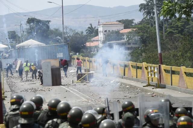 2019年，瓜伊多企图从哥伦比亚“闯关”委内瑞拉，导致两国断交。图自法新社