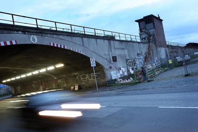 ↑2011年7月19日，德国杜伊斯堡，发生踩踏事件的隧道。图据视觉中国