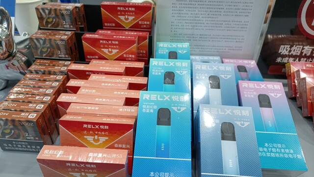 ▲门店正在销售的国标烟草味电子烟。新京报贝壳财经记者孙文轩摄