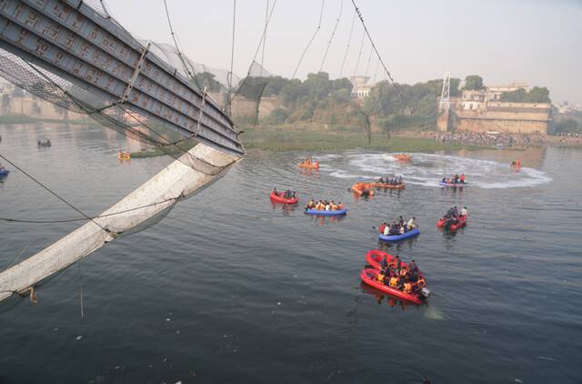▲当地时间2022年10月31日，印度古吉拉特邦莫尔比市，百年吊桥倒塌事故现场。图/IC photo