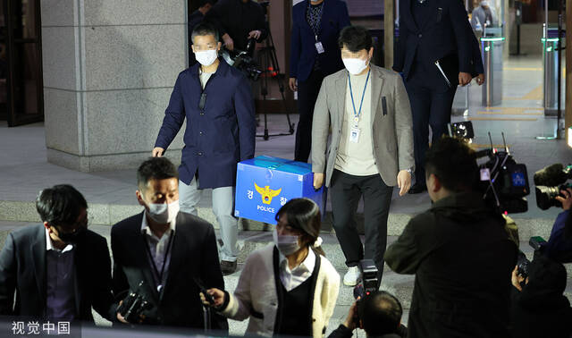 当地时间2022年11月2日下午，韩国首尔，调查“梨泰院惨案”应对不当的警察特别调查本部在首尔警察厅结束扣押搜查后，正在搬运扣押物品。视觉中国图