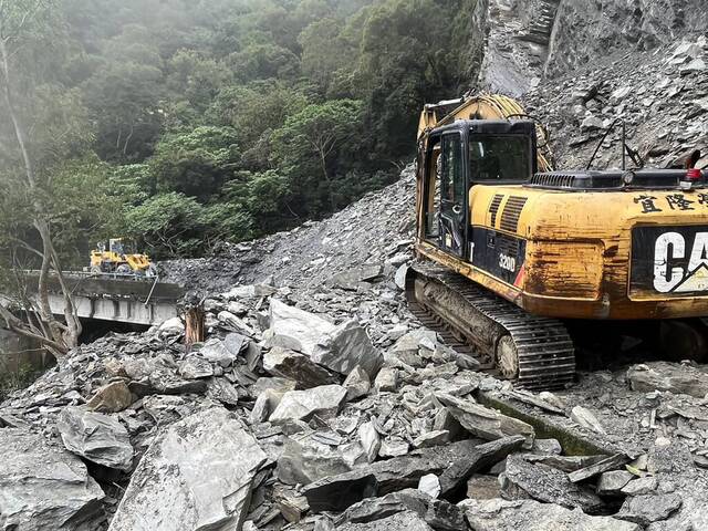 台媒曝光苏花公路山体滑坡画面：落石和砂土如瀑布般倾泻，非常吓人