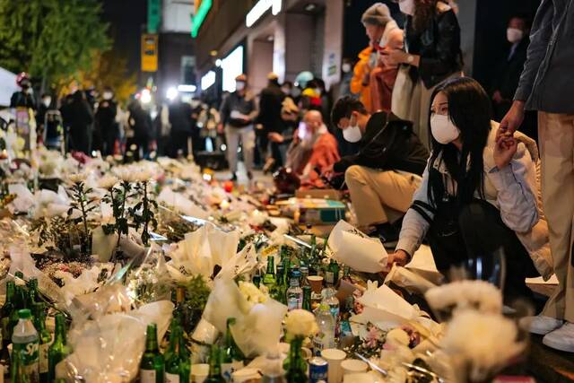 11月1日，人们在梨泰院悼念万圣节踩踏事故中的遇难者。图据视觉中国