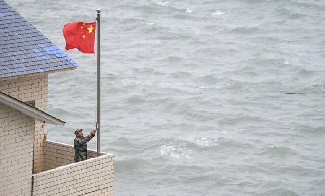 台风“尼格”靠近广东沿海，刘清伟在担杆岛的办公地查看国旗旗杆绳索（11月1日摄）。新华社记者邓华摄