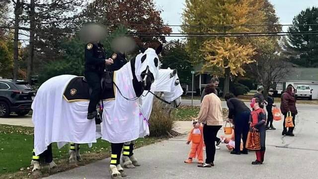 美俄亥俄州骑警马匹万圣节装扮惹争议，有人批评和“三k党”很像