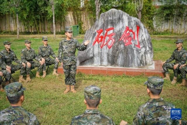 武警陕西总队汉中支队组织官兵通过“微课堂”形式学习宣传党的二十大精神（10月30日摄）。新华社发（李淼摄）