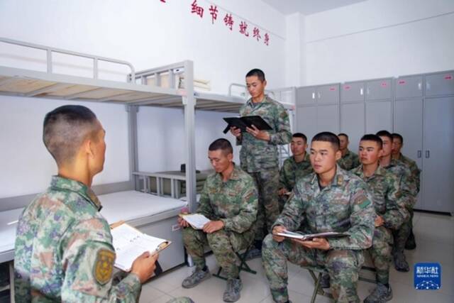 陆军第71集团军“济南第一团”的战士以党小组会形式认真学习党的二十大精神（11月1日摄）。新华社发（李森摄）
