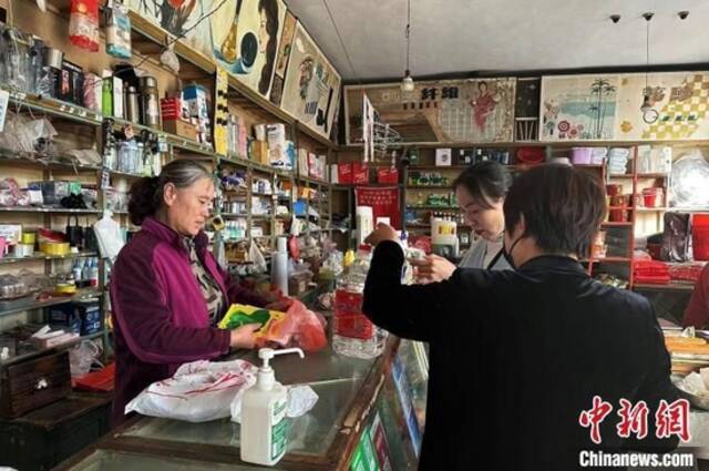 资料图：“辉石埠供销店”商店内保留着老式台秤、老算盘、老式木板宣传画等物品。王娇妮摄