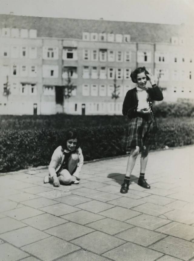 安妮·弗兰克（左）与汉娜·戈斯拉尔，1940年在阿姆斯特丹。