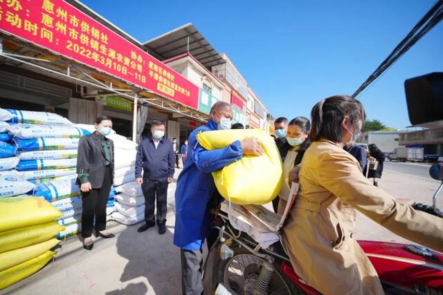 2022年3月10日，广东惠州市供销社分别于3月10日至11日、14日至15日、17日至18日在惠阳区平潭供销社新发农资门市、惠城区横沥供销社农资八门市、博罗县公庄镇阿清惠农农资店开展碳铵、磷肥、尿素、复合肥让利活动。图/视觉中国