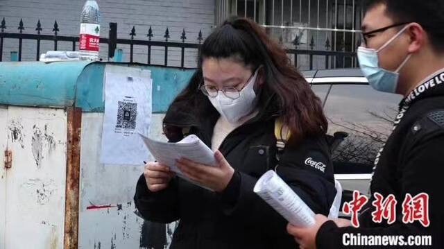 资料图：北京一考点外，考生正在复习。程宇摄