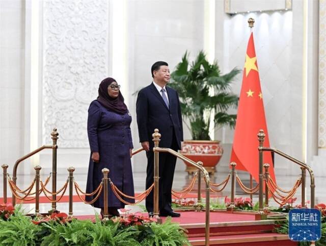 11月3日下午，国家主席习近平在北京人民大会堂同来华进行国事访问的坦桑尼亚总统哈桑举行会谈。这是会谈前，习近平在人民大会堂北大厅为哈桑举行欢迎仪式。新华社记者谢环驰摄