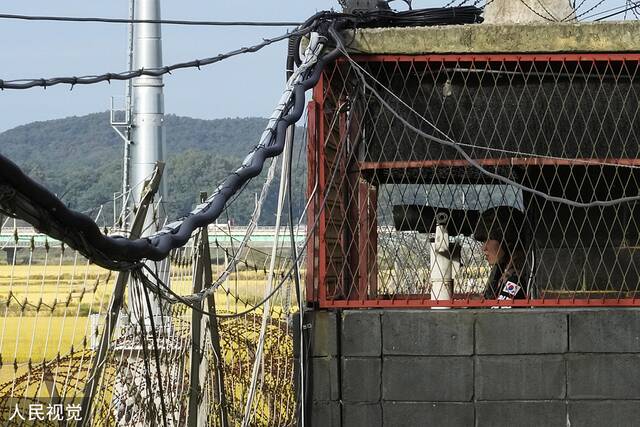 当地时间2022年10月14日，韩国坡州，韩国士兵在军事哨所内站岗。人民视觉资料图