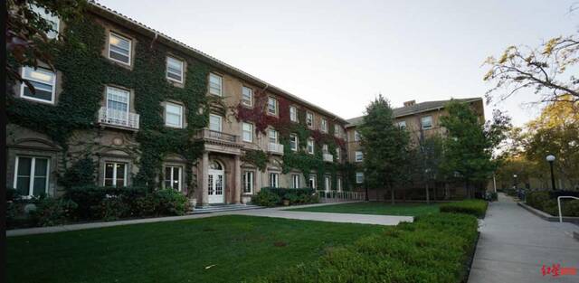 ↑斯坦福大学校园内的一栋学生宿舍楼