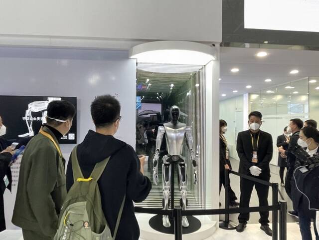 特斯拉人形机器人Tesla Bot模型，澎湃新闻记者吴遇利摄