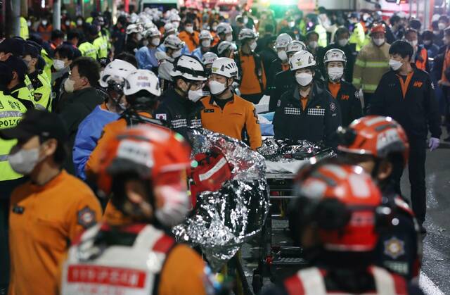 10月30日凌晨，在韩国首尔市龙山区梨泰院洞一带，救护人员在现场工作。图源新华社
