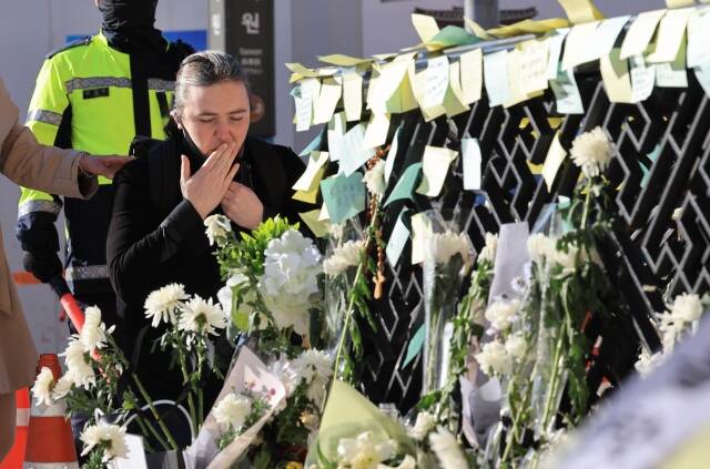 本月2日，在梨泰院地铁站附近的踩踏事故遇难者追悼场所，有外籍遇难者的亲友正在悼念亡者。图自韩媒