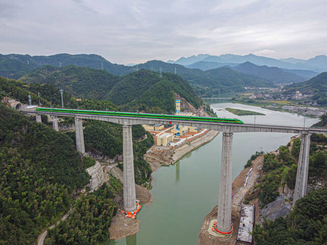 2020年9月27日，衢宁铁路通车首日，动车组列车通过衢宁铁路龙泉溪特大桥。