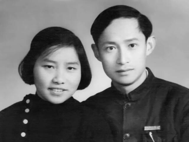 图为1960年在北京与夫人徐辉碧教授结婚照，徐辉碧教授当时在北京大学任教。