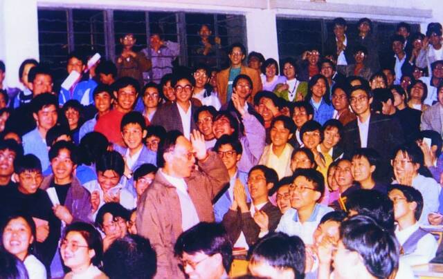 杨叔子在高校中倡导并率先开展文化素质教育，使华中理工大学（现华中科技大学）成为中国高校文化素质教育的旗帜。图为1995年，杨叔子与学生在文化素质教育讲座后交流。