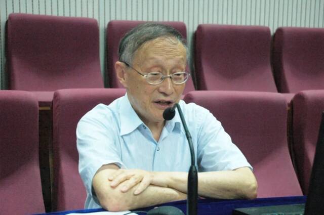 图为2010年9月18日，杨叔子为新生作入学教育报告。