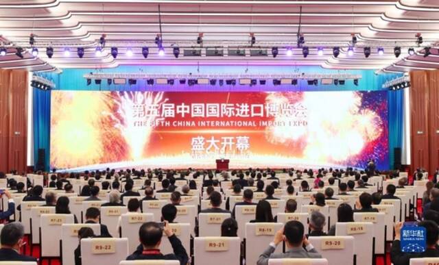 2022年11月4日晚，第五届中国国际进口博览会开幕式在国家会展中心（上海）举行。新华社记者方喆摄