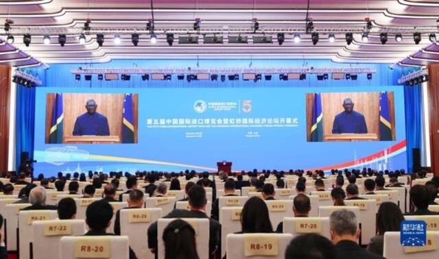 2022年11月4日晚，所罗门群岛总理索加瓦雷在第五届中国国际进口博览会开幕式上以视频方式致辞。新华社记者方喆摄