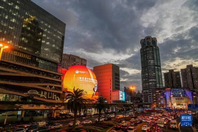 2022年11月4日傍晚拍摄的上海徐家汇商圈。新华社记者丁汀摄