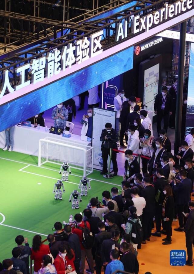 2022年11月5日，参观者在第五届中国国际进口博览会人工智能专区观看机器人表演。新华社记者金立旺摄