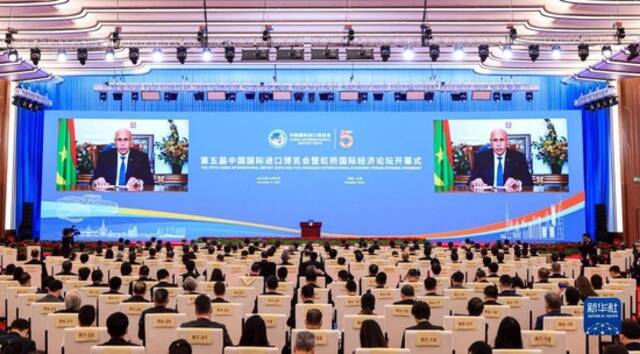 2022年11月4日晚，毛里塔尼亚总统加兹瓦尼在第五届中国国际进口博览会开幕式上以视频方式致辞。新华社记者李京摄