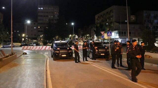 科索沃警察封锁交通图自外媒