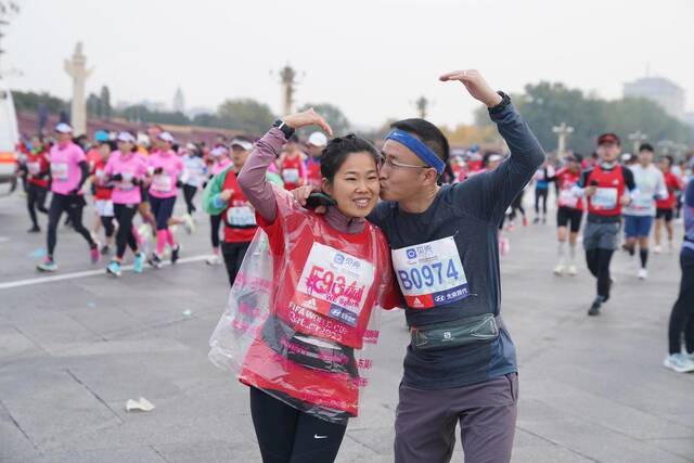 中国选手包揽男女冠军 北京马拉松鸣枪起跑