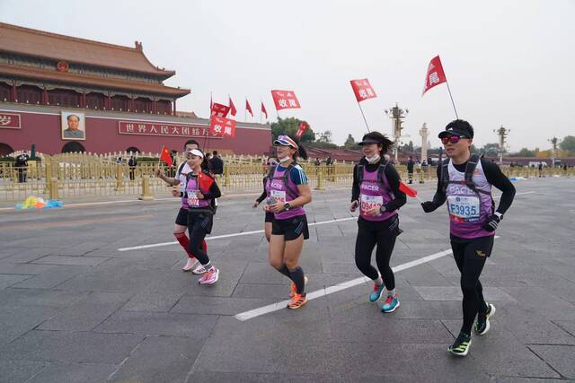 中国选手包揽男女冠军 北京马拉松鸣枪起跑