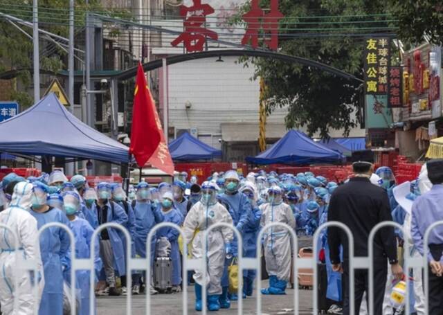 2022年11月5日，广州，海珠区客村，正在转运高风险封闭区内的人员。图片来源：视觉中国