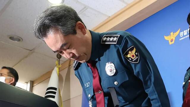 韩国警察厅厅长尹熙根鞠躬道歉图源：韩联社