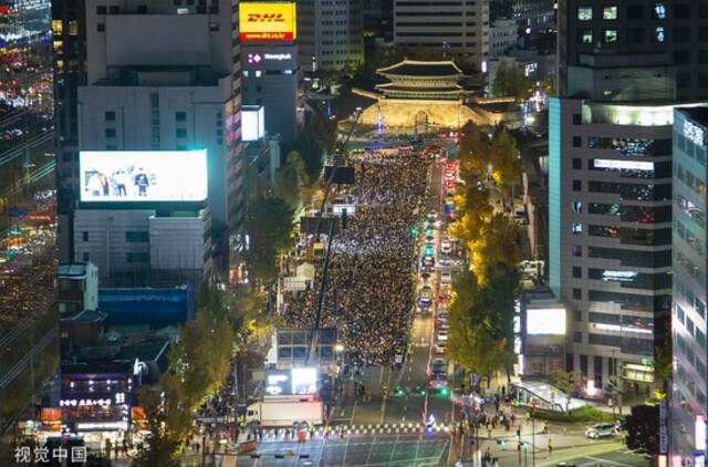 当地时间2022年11月5日，韩国首尔，人们参加烛光守夜活动，悼念万圣节踩踏事故中的遇难者。图源视觉中国