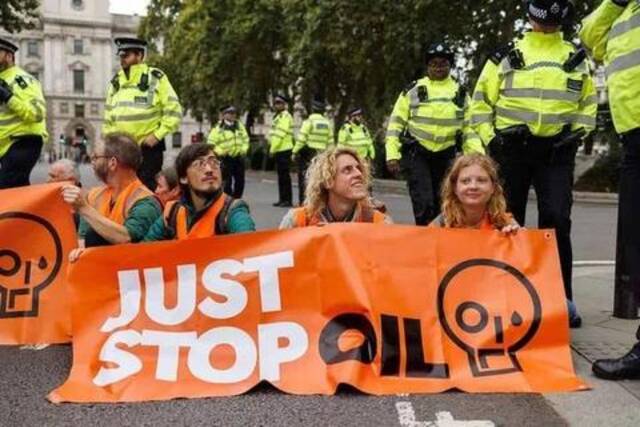 “停止石油”抗议者在阻断伦敦议会广场附近的交通