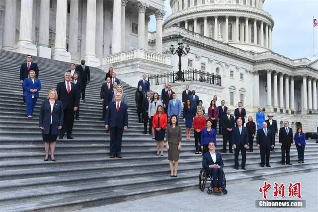 当地时间2021年1月4日，美国第117届国会当选共和党众议员亮相。中新社记者陈孟统摄