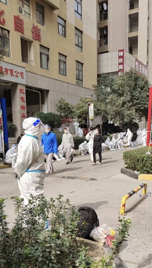 陈兰在宿舍楼下等待转运